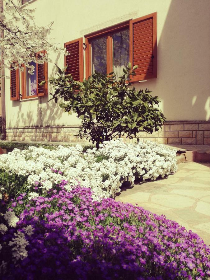 Room Kris With Private Entrance & Private Bathroom Vilanija Exterior foto