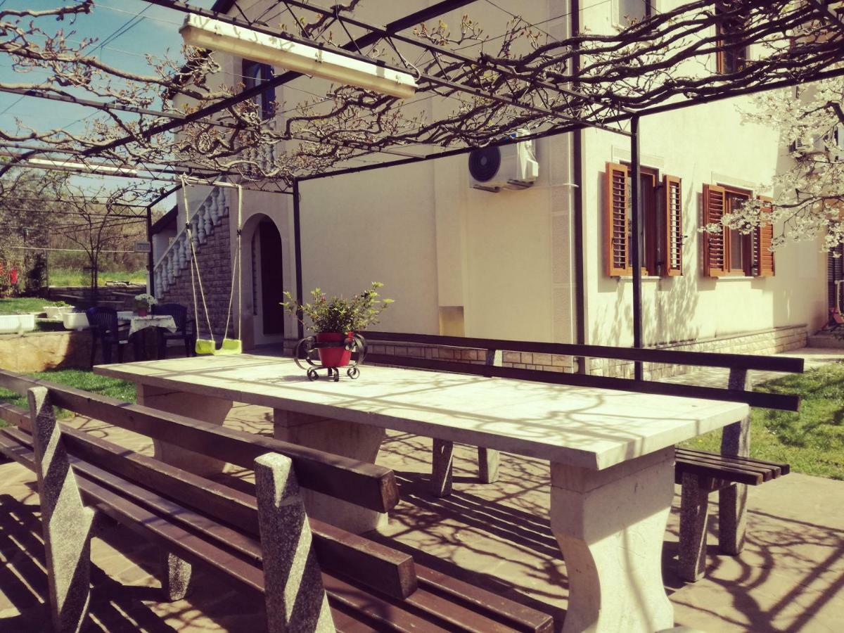 Room Kris With Private Entrance & Private Bathroom Vilanija Exterior foto