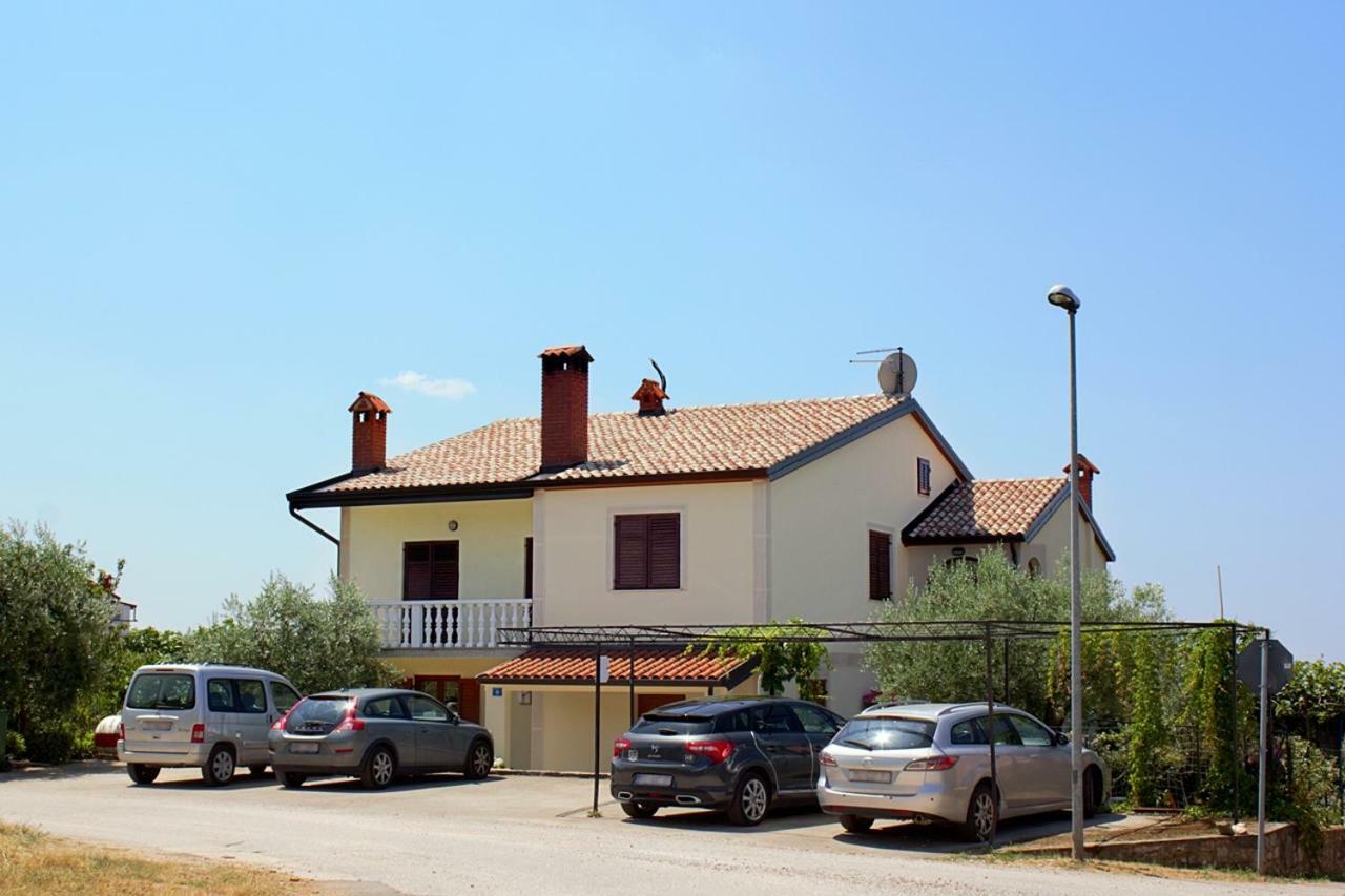 Room Kris With Private Entrance & Private Bathroom Vilanija Exterior foto