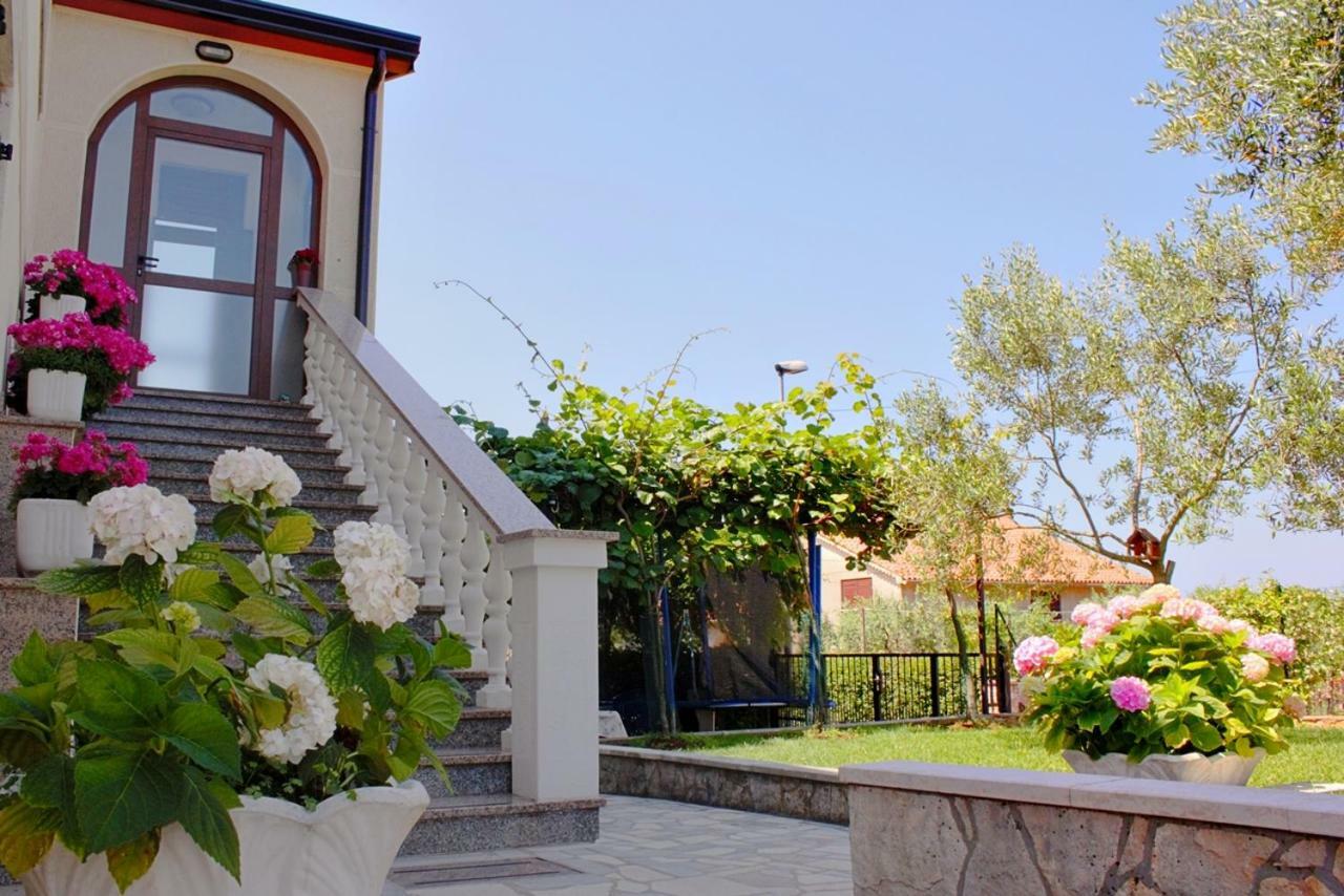 Room Kris With Private Entrance & Private Bathroom Vilanija Exterior foto